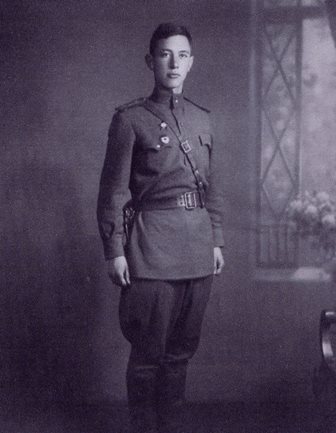 Младший лейтенант Григорий Литинский, 1944 год.