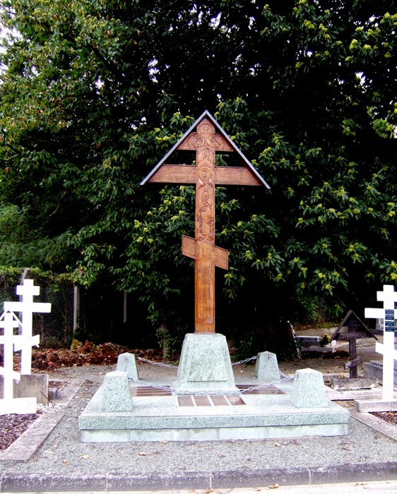 Памятный крест пансионерам Дома Земгора на кладбище в Кормей-ан-Паризи.